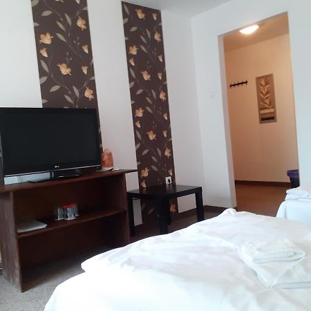 Tavi Panzio Es Etterem Bed and Breakfast Veresegyház Esterno foto