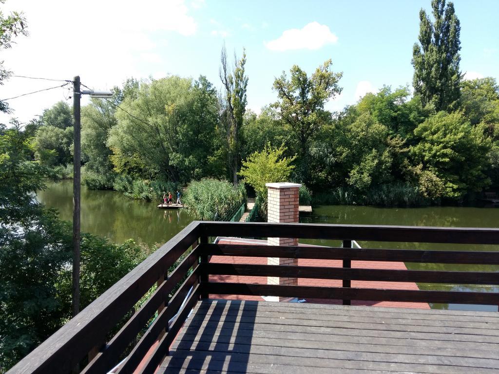 Tavi Panzio Es Etterem Bed and Breakfast Veresegyház Esterno foto