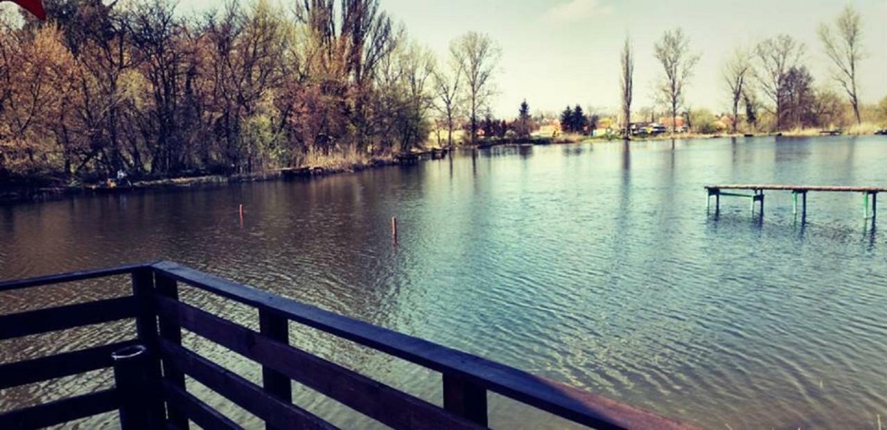 Tavi Panzio Es Etterem Bed and Breakfast Veresegyház Esterno foto