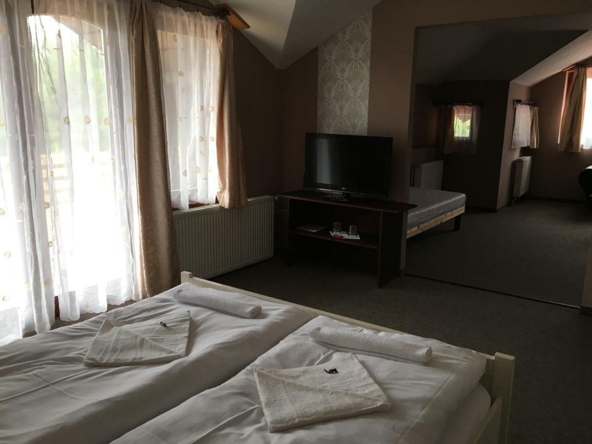 Tavi Panzio Es Etterem Bed and Breakfast Veresegyház Esterno foto