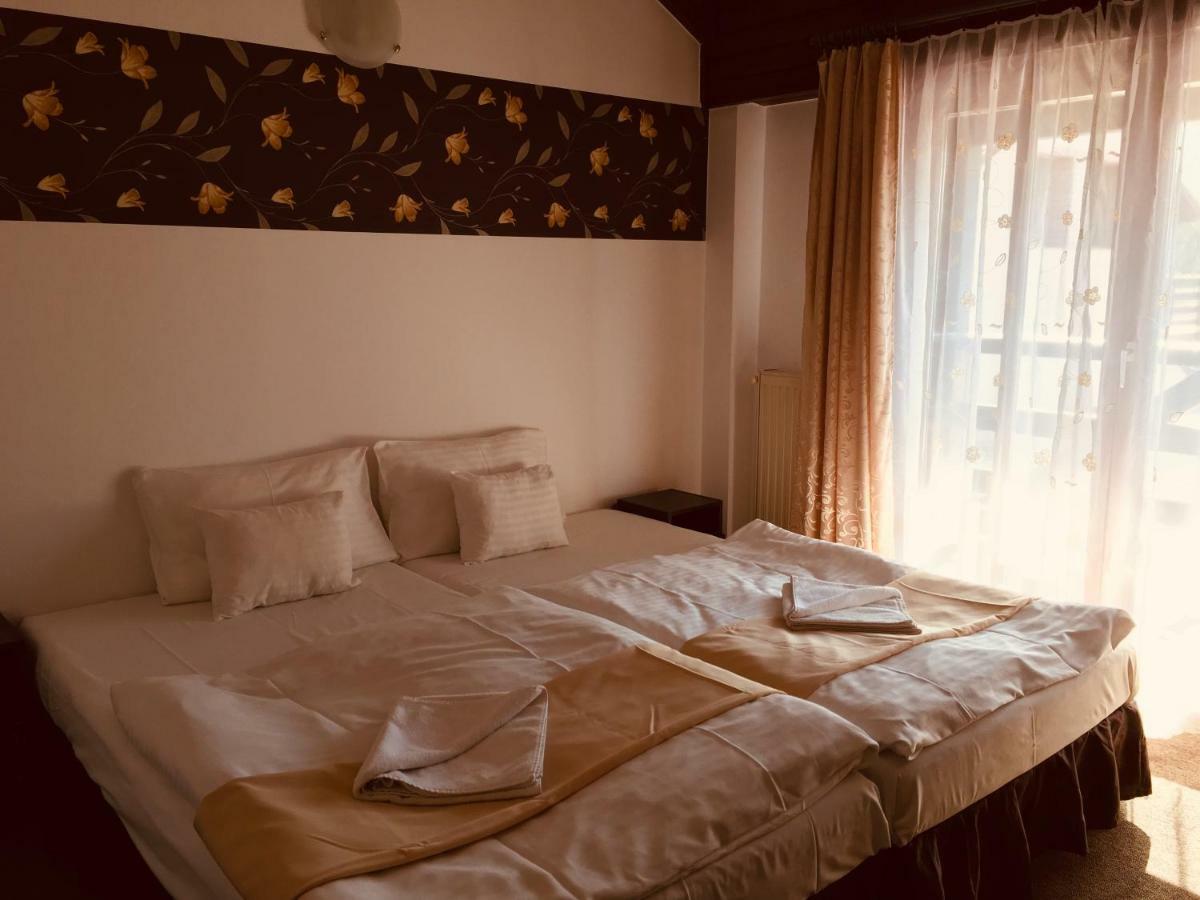 Tavi Panzio Es Etterem Bed and Breakfast Veresegyház Esterno foto