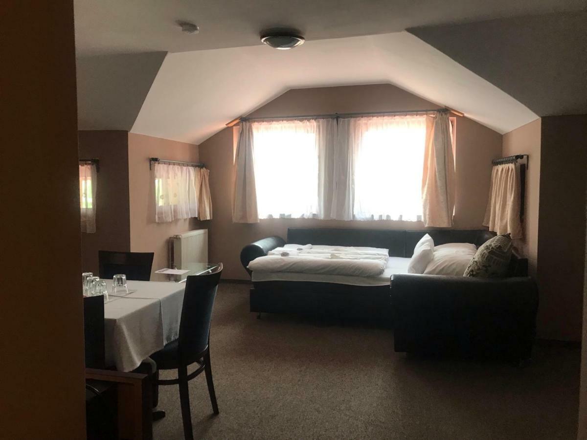 Tavi Panzio Es Etterem Bed and Breakfast Veresegyház Esterno foto