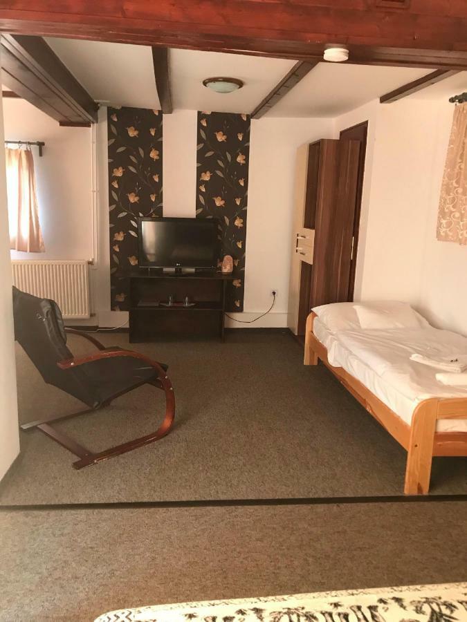 Tavi Panzio Es Etterem Bed and Breakfast Veresegyház Esterno foto