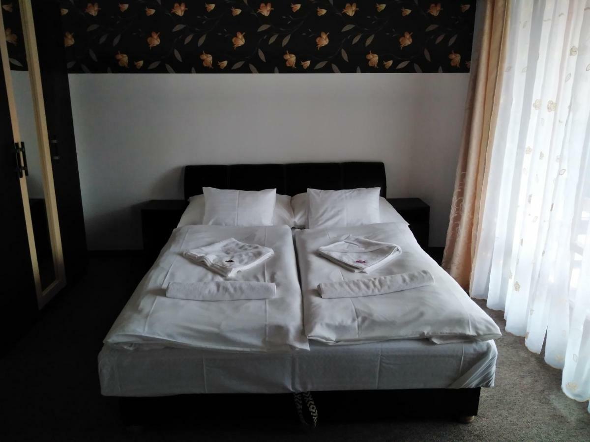 Tavi Panzio Es Etterem Bed and Breakfast Veresegyház Esterno foto