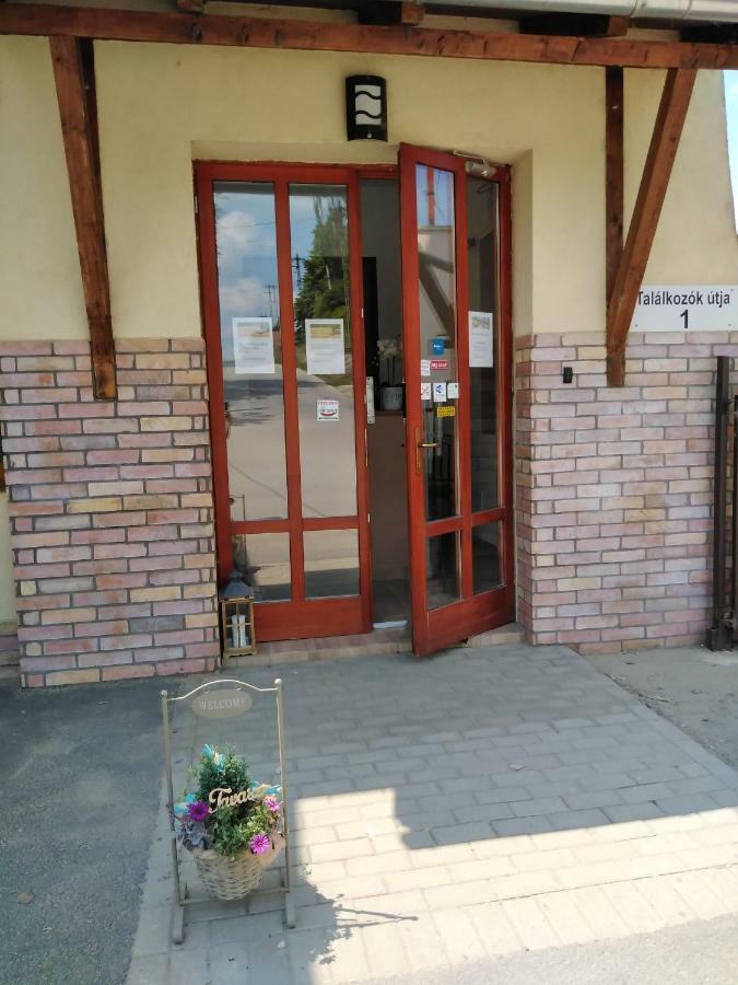 Tavi Panzio Es Etterem Bed and Breakfast Veresegyház Esterno foto