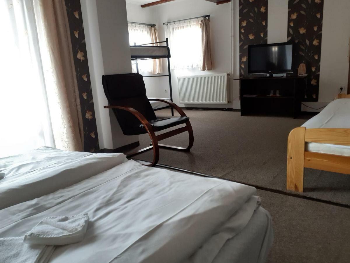 Tavi Panzio Es Etterem Bed and Breakfast Veresegyház Esterno foto