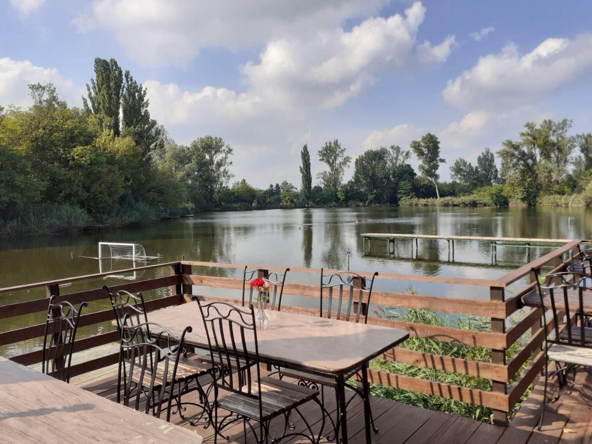 Tavi Panzio Es Etterem Bed and Breakfast Veresegyház Esterno foto