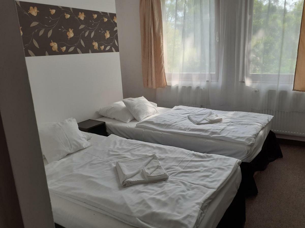Tavi Panzio Es Etterem Bed and Breakfast Veresegyház Esterno foto