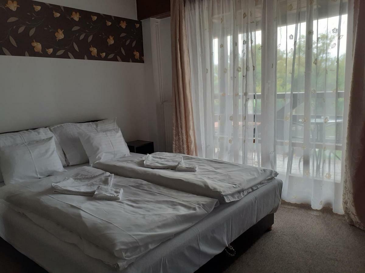 Tavi Panzio Es Etterem Bed and Breakfast Veresegyház Esterno foto