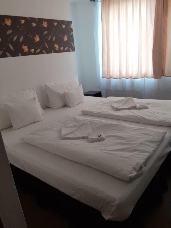 Tavi Panzio Es Etterem Bed and Breakfast Veresegyház Esterno foto