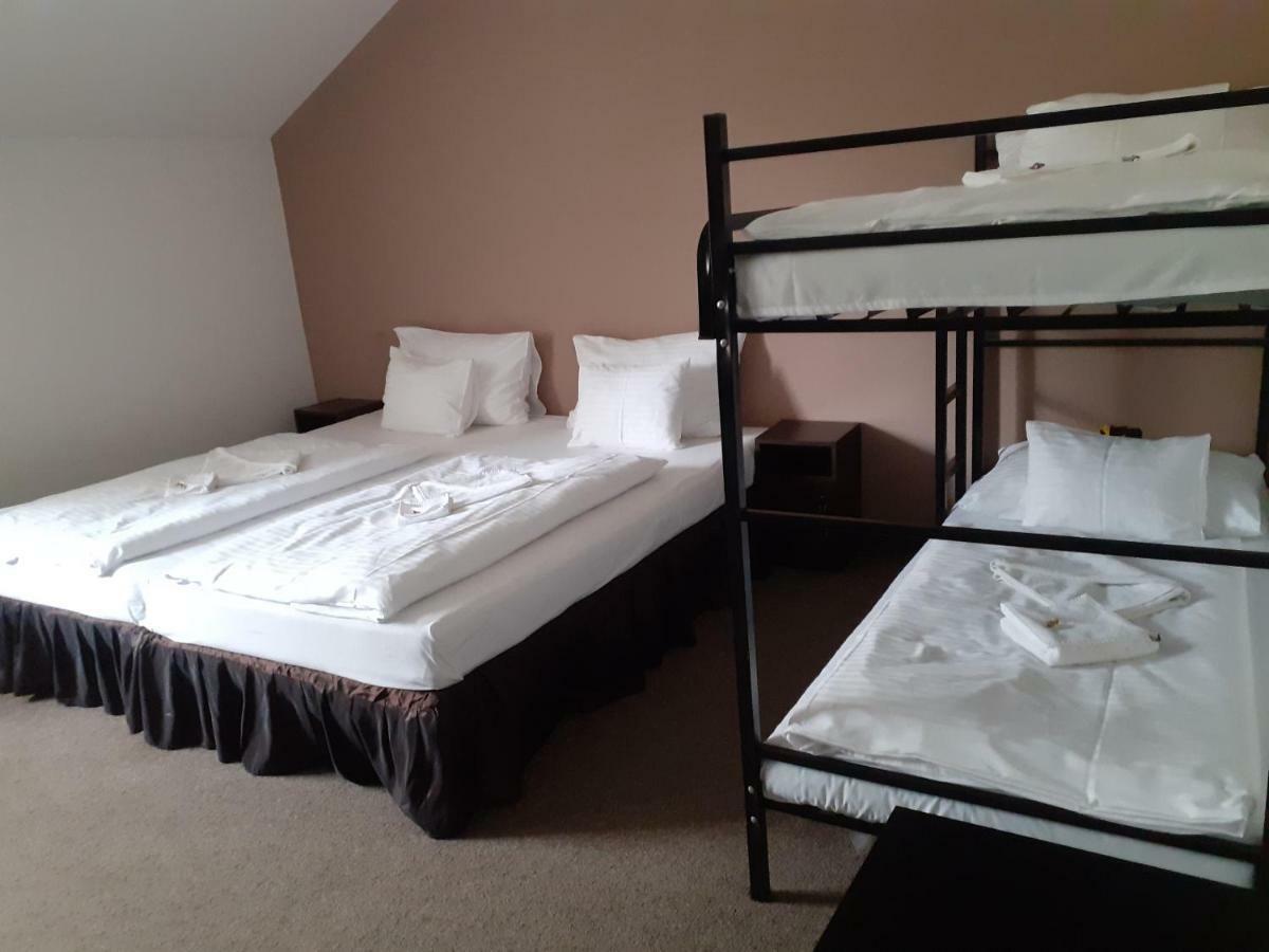 Tavi Panzio Es Etterem Bed and Breakfast Veresegyház Esterno foto