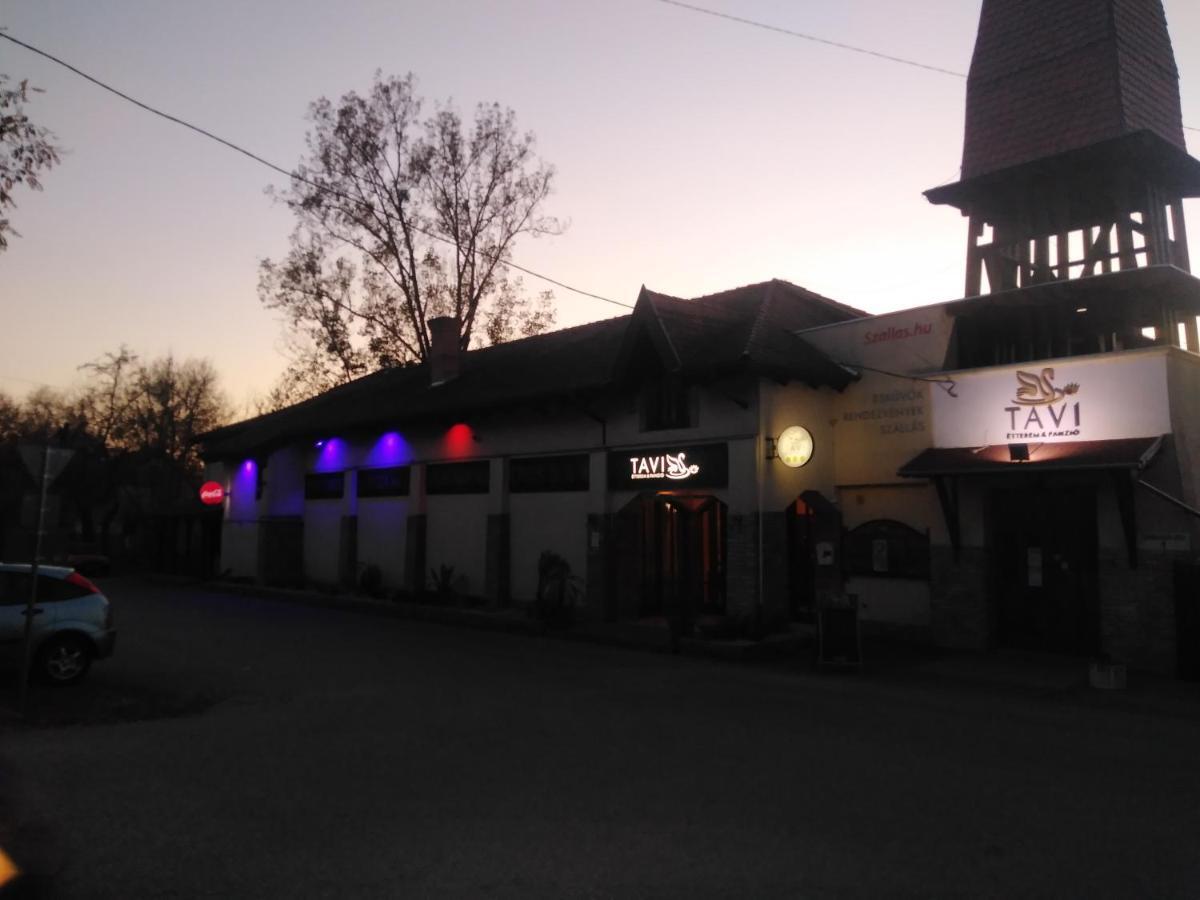 Tavi Panzio Es Etterem Bed and Breakfast Veresegyház Esterno foto