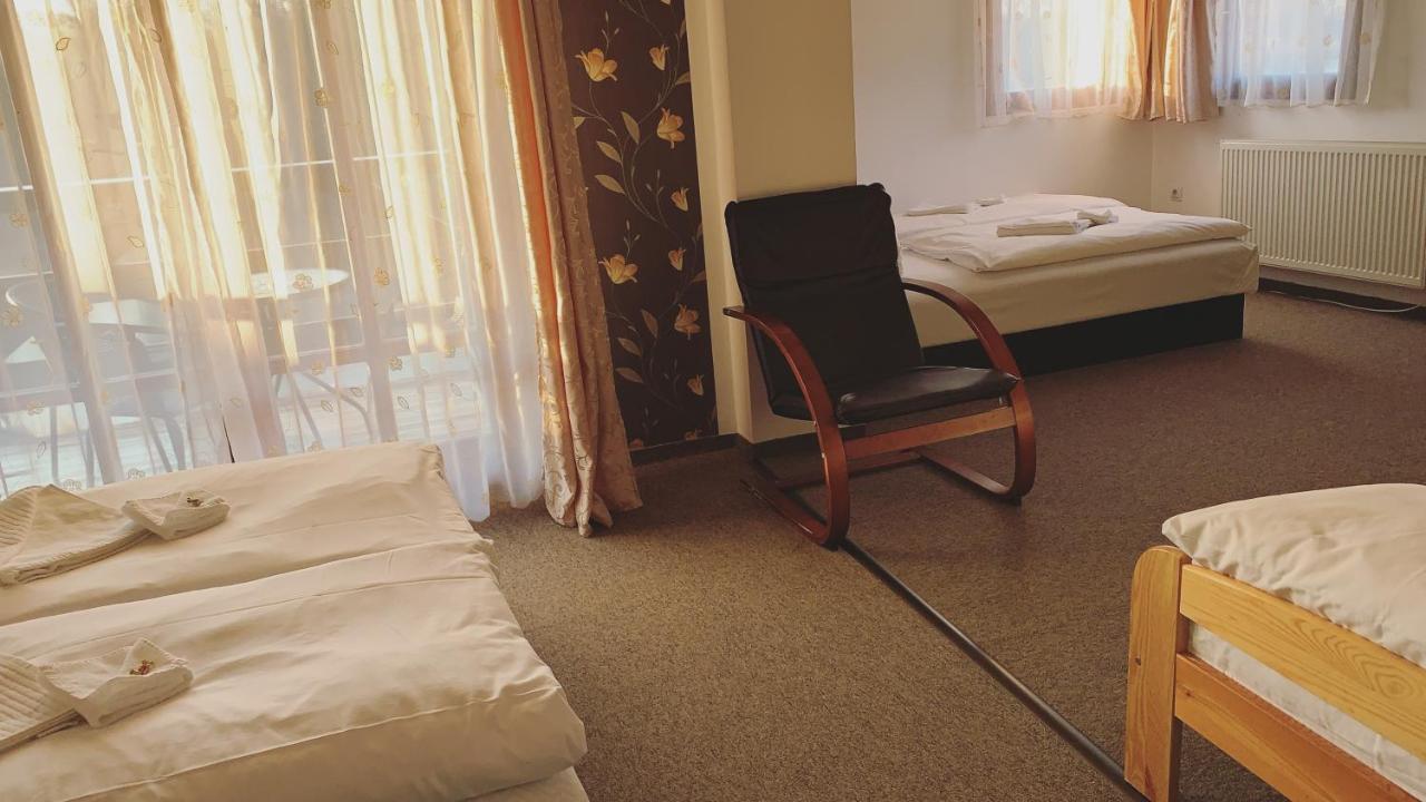 Tavi Panzio Es Etterem Bed and Breakfast Veresegyház Esterno foto