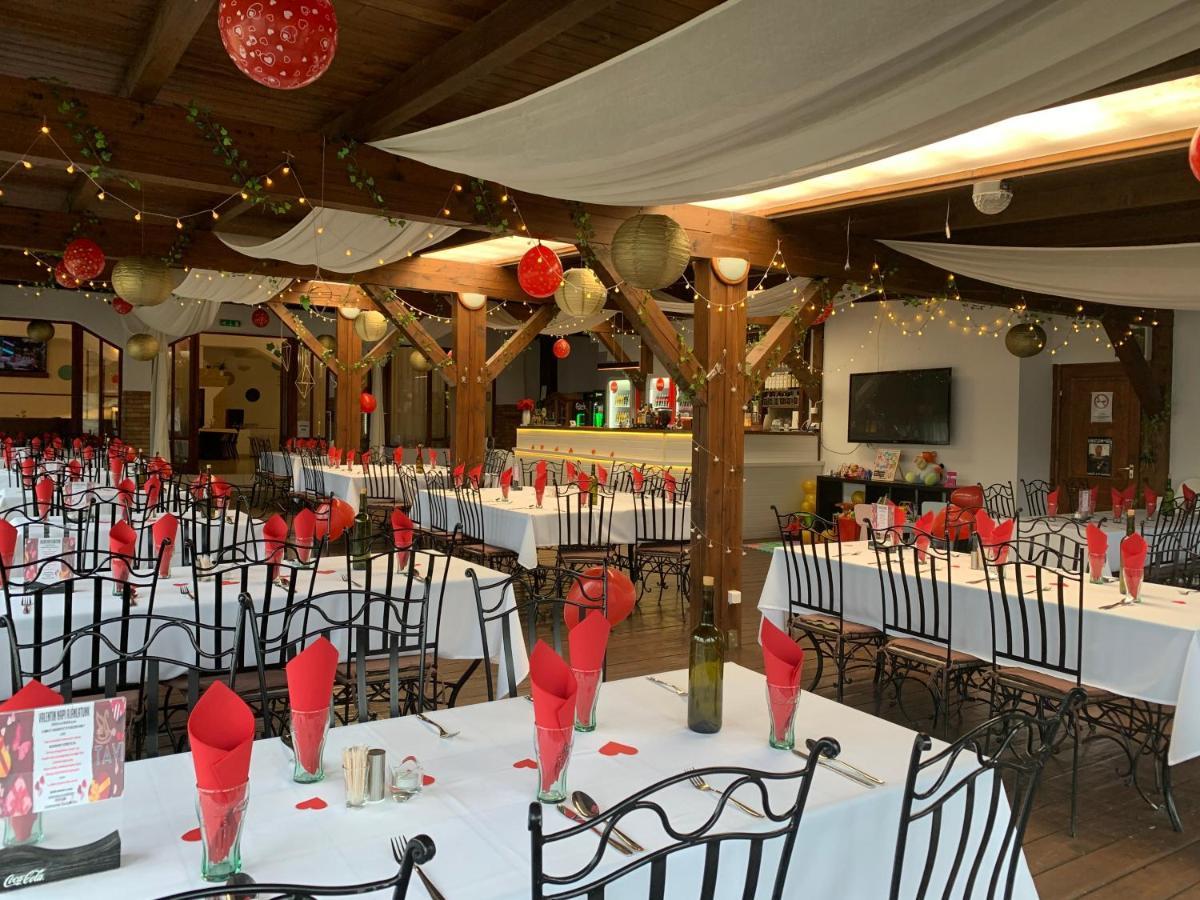 Tavi Panzio Es Etterem Bed and Breakfast Veresegyház Esterno foto